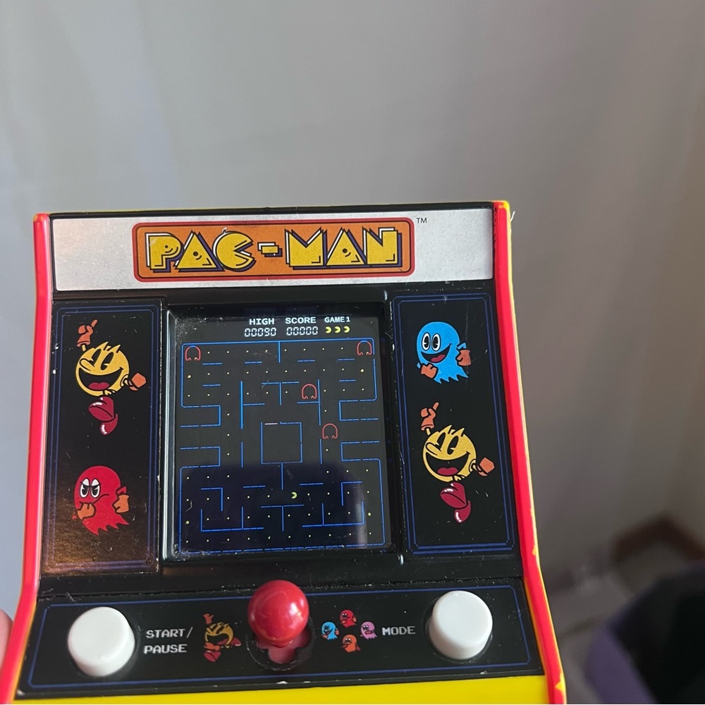 PAC-Man Retro Mini Handheld Arcade Game - Electronic Toy Game Bandai Namco - Picture 7 of 8